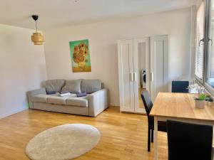 Stylish Modern Apartment with Patio near Vienna