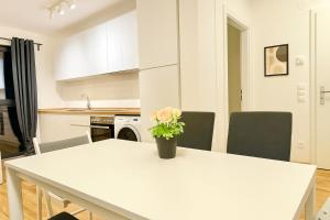 Stylish Apartment with Balcony and Parking - Near Metro