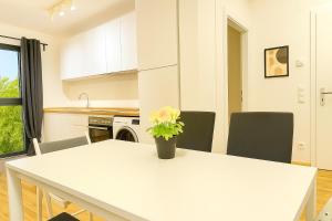 Stylish Apartment with Balcony and Parking - Near Metro