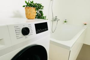 Stylish Apartment with Balcony and Parking - Near Metro