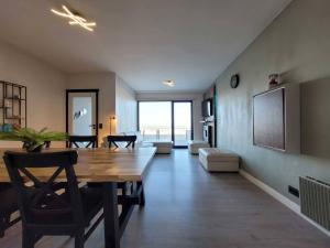 Seafront apartment with terrace on Zeedijk