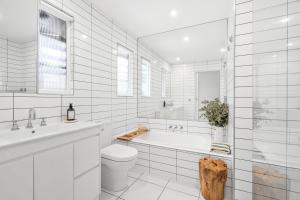 Swan Beach House for 7 Pet friendly Modern Aircon Walking distance to Beach and walking tracks