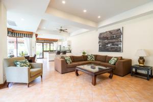 Grand 4-Bed Lagoon Villa - Private Pool & Garden - Laguna