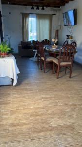 Casa de dos dormitorios en villa adela a 10 minutos del centro para 7 personas se aceptan mascotas