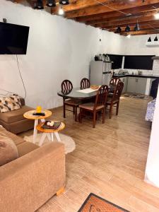 Casa de dos dormitorios en villa adela a 10 minutos del centro para 7 personas se aceptan mascotas