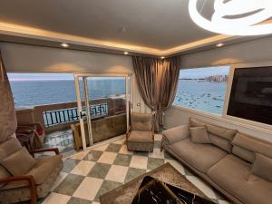 Sea View three bed room High Floor fully AC free WI-FI and parking for familes and same gender group only