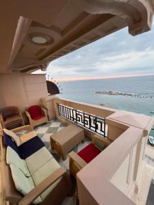 Sea View three bed room High Floor fully AC free WI-FI and parking for familes and same gender group only