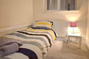 Crescent House - 3 Bedrooms, 2 bathrooms, large lounge, sunny conservatory, full kitchen, parking for 2 cars