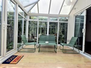 Crescent House - 3 Bedrooms, 2 bathrooms, large lounge, sunny conservatory, full kitchen, parking for 2 cars