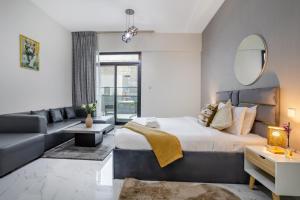 1BR Poolside Serenity in JVT