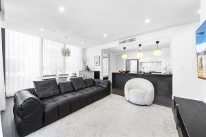 Bright Modern 2BR Home Steps from Mascot Station