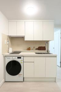 5 minutes from Sangsu Station, 5 minutes from Hongdae Street, Airport Bus, Sensory Accommodation