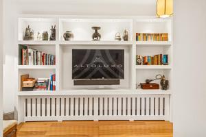 Amanzi Art House, African Soul, Charming 1BDR By AltoLuxo Short Lets & Serviced Accommodation With Free WiFi & Parking