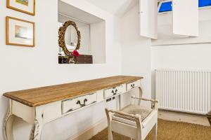 Amanzi Art House, African Soul, Charming 1BDR By AltoLuxo Short Lets & Serviced Accommodation With Free WiFi & Parking