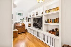 Amanzi Art House, African Soul, Charming 1BDR By AltoLuxo Short Lets & Serviced Accommodation With Free WiFi & Parking