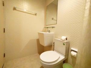 Cozy room near beaches & restaurants