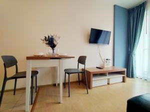 Cozy room near beaches & restaurants