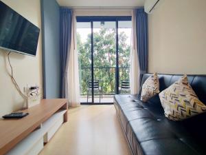 Cozy room near beaches & restaurants