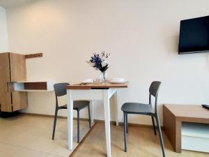 Cozy room near beaches & restaurants