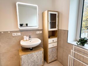 Masters Bridge - Stilvolles Apartment mit 110 qm und großem Balkon, ruhige Innenstadtlage in Deichnähe, 2 Stellplätze, 3 Schlafbereiche, 2 WCs