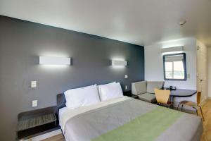 King Room with Roll-in Shower - Disability Access - Non-Smoking room in Studio 6-Sweetwater TX