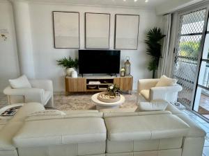 Sunset-on-the-Strand Pool Tennis TSV