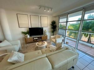 Sunset-on-the-Strand Pool Tennis TSV