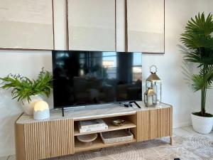 Sunset-on-the-Strand Pool Tennis TSV