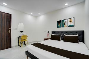 Hotel Cashev & front of Paharganj Side Railway station