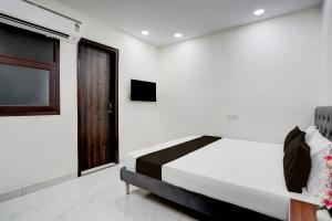 Hotel Cashev & front of Paharganj Side Railway station