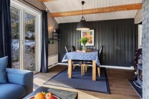 Great mountain cabin in Sirdal with hot tub and views!