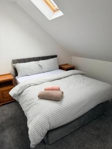 Modern 3 Bed with 3 Baths and Parking, Near Centre