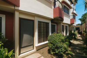 RedDoorz at Yssa Ademar near Robinsons Jaro