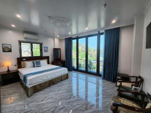 Sunrise Ocean Hotel & Rooftop Bar