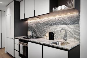 Brand New Luxurious 50th-Floor Ritz-Carlton Tower Apartment with Panoramic Garden Views