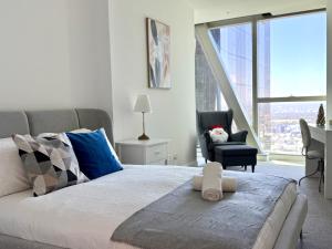 Brand New Luxurious 50th-Floor Ritz-Carlton Tower Apartment with Panoramic Garden Views