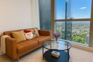 Brand New Luxurious 50th-Floor Ritz-Carlton Tower Apartment with Panoramic Garden Views