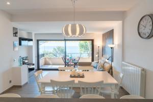SeaHomes Vacations - Cala Banys Seafront Apt