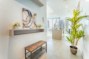 Stunning Marina View, Near the Tram and Marina Mall, Minutes Away from Ain Dubai and JBR Beach, Stella Maris, Dubai Marina by Deluxe Holiday Homes