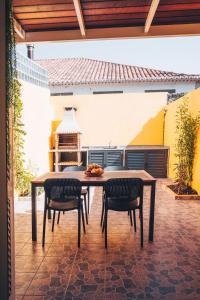 Funchal City Yellow Townhouse and Terrace