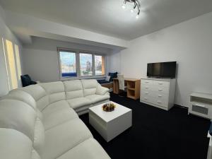 2 Bedroom, Kitchen and Terrace