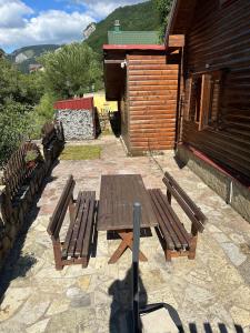 MM Lodge-Mountain House on the Road to Ski Center