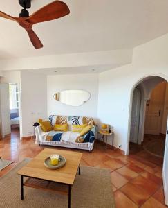 MAGNIFIQUE APPARTEMENT VUE MER, PISCINE, GOLF et TENNIS PRIVE