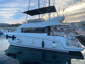 luxueux bateau à quai