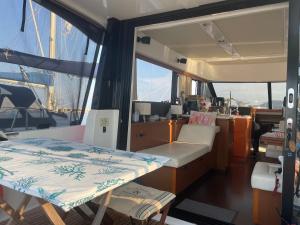 luxueux bateau à quai