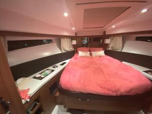 luxueux bateau à quai