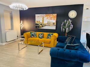 4-BR House Near-Harry Potter-SkyStudios-Sleep 8 & Work Stays