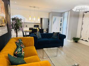 4-BR House Near-Harry Potter-SkyStudios-Sleep 8 & Work Stays