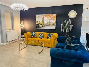 4-BR House Near-Harry Potter-SkyStudios-Sleep 8 & Work Stays