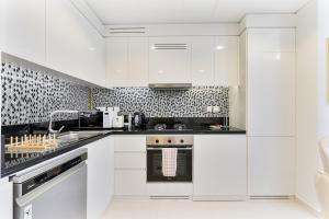 Serene 2BR with Canal Views, 7 Mins to Burj Khalifa